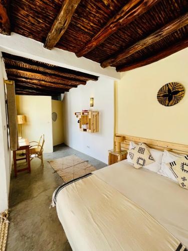Una cama o camas en una habitación de Riad Dar Sebta