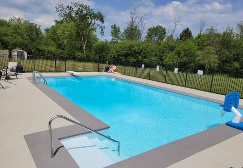 una grande piscina blu in un cortile di 2-Acre Highland Park Retreat with Heated Pool ~ 5* a Highland Park