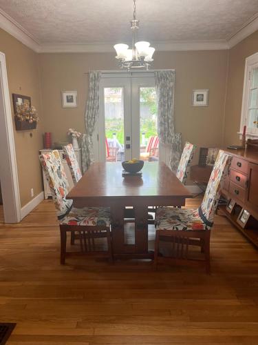 Χώρος καθιστικού στο Cozy Cape Cod