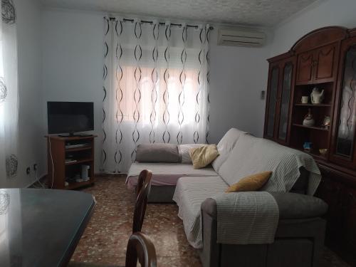ein Wohnzimmer mit einem Sofa und einem TV in der Unterkunft Cal surdo in Bolbaite