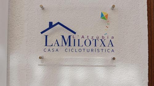 a sign for a clinic with a kite on a wall at La Milotxa in Adsubia