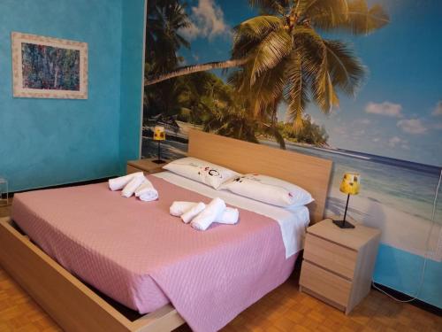 1 dormitorio con 2 camas y vistas al océano en La casa di Anna, en Collegno