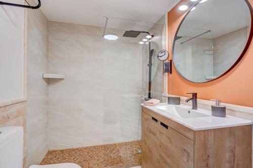 a bathroom with a sink and a mirror at Rooftop Del Mar in Palm-Mar