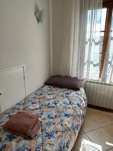 ein Schlafzimmer mit einem Bett in einem Zimmer mit einem Fenster in der Unterkunft Private room at the Casa delle Volte in Figline Valdarno