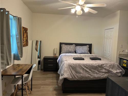 1 dormitorio con 1 cama y ventilador de techo en ZenHomes in Brandon near Tampa Valrico Seffner, en Brandon