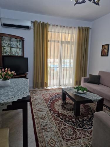 een woonkamer met een bank en een salontafel bij Homemaker in Berat
