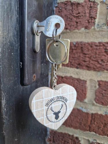 a key chain with a heart on a door at Bulle ivoire in Hastière-par-delà