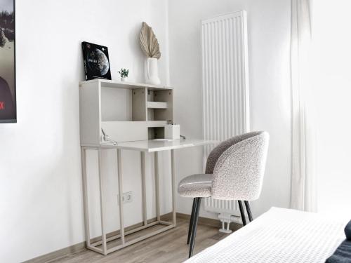 a white desk and a chair in a room at LIGHTPLACE • Design • Boxspring • Balkon • 2 Smart TV •Innenstadt in Braunschweig