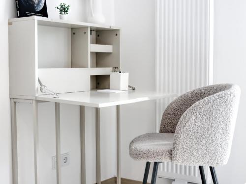 a white desk and a chair in a room at LIGHTPLACE • Design • Boxspring • Balkon • 2 Smart TV •Innenstadt in Braunschweig