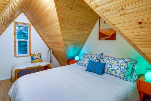 um quarto com uma cama e um tecto de madeira em Adorable A-Frame Cabin, Steps to Lake Cushman! em Hoodsport