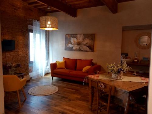 - un salon avec un canapé rouge et une table dans l'établissement Casa Clery, stile toscano, vicino a firenze, à Montelupo Fiorentino