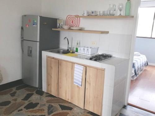 Elle comprend une petite cuisine équipée d'un évier et d'un réfrigérateur. dans l'établissement Apartamento en Pereira sobre la avenida principal de la ciudad 203, à Pereira