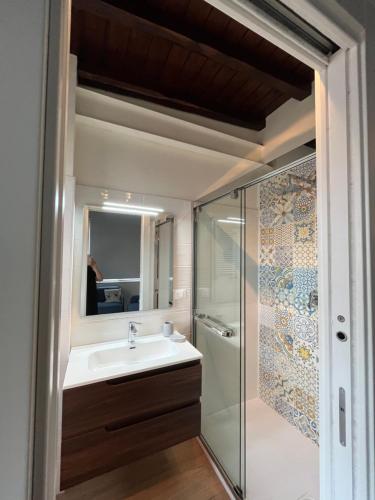 een badkamer met een wastafel en een douche bij Elisabeth Suite Apartment in Terracina