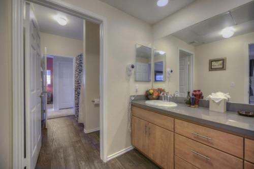 Dapur atau dapur kecil di Luxury Vacation Rentals by Meridian CondoResorts