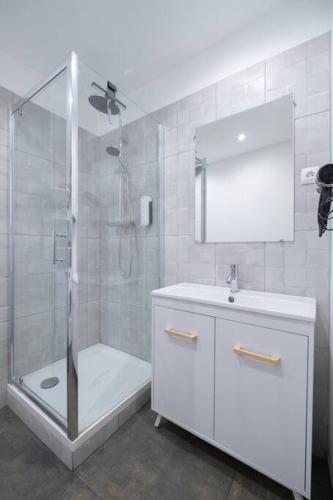 une salle de bain avec une douche, un lavabo et des toilettes dans l'établissement Spacy Rock, à Reims