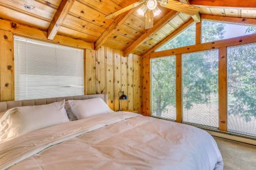 Ένα ή περισσότερα κρεβάτια σε δωμάτιο στο Spacious Coarsegold Getaway about 34 Mi to Yosemite!