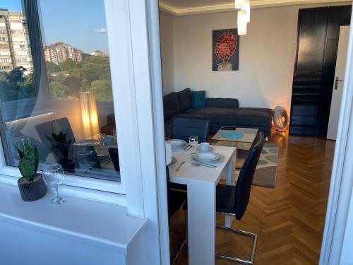 - un salon avec une table et un canapé dans l'établissement Like home2, à Belgrade