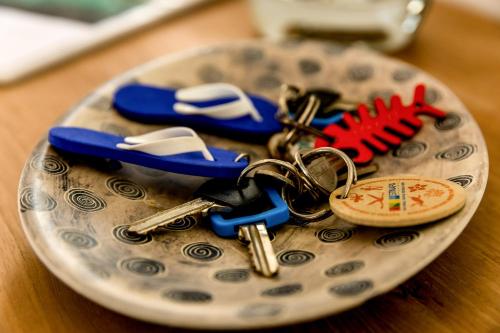 a plate topped with blue keys on a table at Oceanfront - Villa Port of Call - in Kralendijk