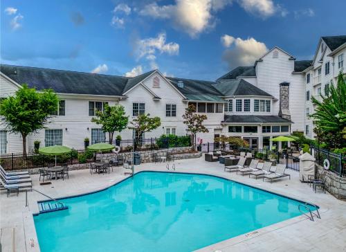 Piscina di Hotel Indigo Atlanta Vinings by IHG o nelle vicinanze