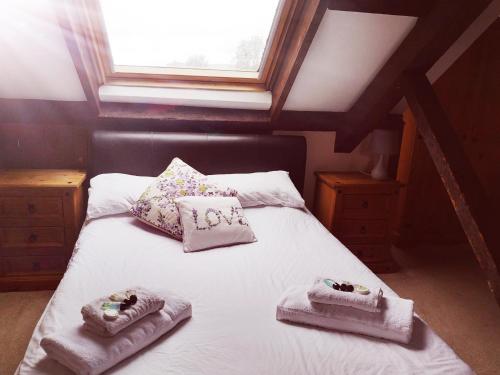 Red Lion Hotel في Ystrad Meurig: غرفة نوم عليها سرير وفوط