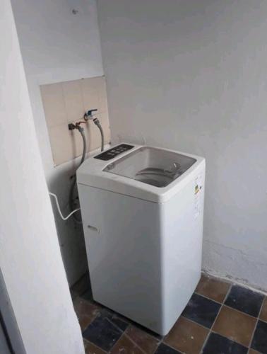 una lavadora en una esquina de una habitación en Loft centrico en Villa Cubas
