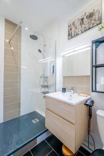 une salle de bain avec un lavabo, une douche et des toilettes dans l'établissement Wellness Bubble - Cathédrale - Hypercentre, à Reims