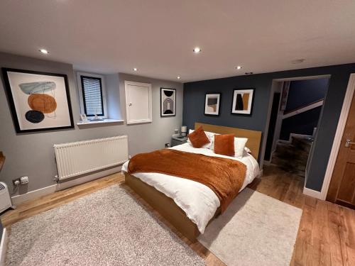 1 dormitorio con 1 cama grande en una habitación en Apple Street Cottage, en Oxenhope