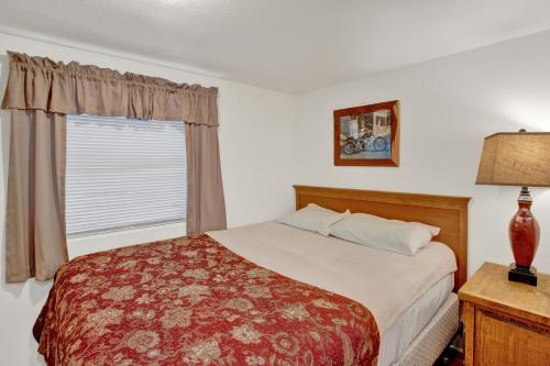 um quarto com uma cama e uma janela em Peach Cabin em Fredericksburg