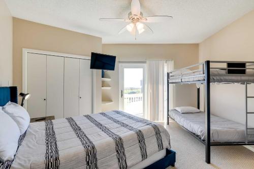 una camera con letto a castello e ventilatore a soffitto di Pet-Friendly Galveston Home with Wraparound Deck a Galveston