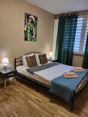 1 dormitorio con 1 cama y una pintura en la pared en Modern Art Kredytowa-Dzieci do lat 7 nie płacą! en Varsovia