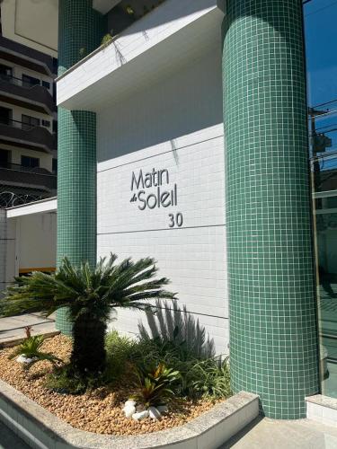 a sign for a marlin sodium sign on a building at Apto acolhedor na Passagem in Cabo Frio