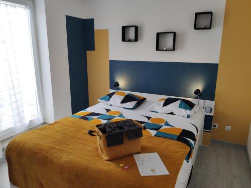 une chambre avec un lit avec un sac dessus dans l'établissement VITTEL LOC'S - Le 6, calme avec terrasse privative, à Vittel