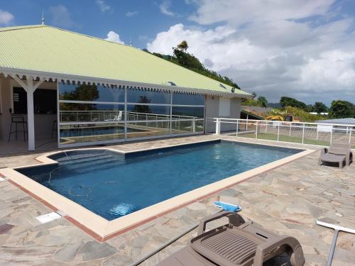una piscina frente a una casa en Villa Livia en Le Marin