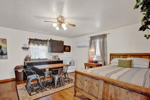 een slaapkamer met een bed en een tafel en stoelen bij Olive Cabin in Fredericksburg