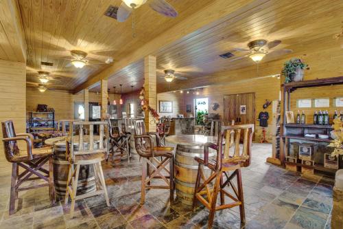 eine Bar mit Holzhockern und Tischen in einem Zimmer in der Unterkunft Olive Cabin in Fredericksburg