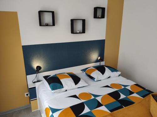 En eller flere senge i et værelse på VITTEL LOC'S - Le 6, calme avec terrasse privative