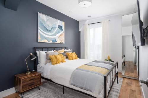 um quarto com uma cama grande e almofadas amarelas em Les Lofts du Mont Royal em Montreal