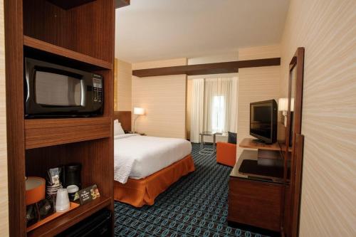 um quarto de hotel com uma cama e uma televisão em Fairfield Inn & Suites by Marriott Athens I-65 em Athens