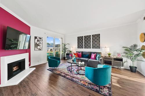a living room with a couch and a fireplace at Beverly Hills Chic 2 bed 2bath with Patio and Parking 309 in Los Angeles