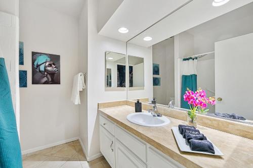 a bathroom with a sink and a mirror at Beverly Hills Chic 2 bed 2bath with Patio and Parking 309 in Los Angeles