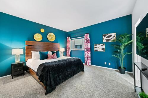 ロサンゼルスにあるBeverly Hills Chic 2 bed 2bath with Patio and Parking 309の青い壁のベッドルーム1室(大型ベッド1台付)