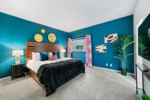 Beverly Hills Chic 2 bed 2bath with Patio and Parking 309 Image