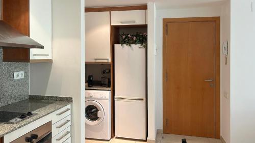 a kitchen with a refrigerator and a washing machine at M1 Céntrico y con balcón in Terrassa