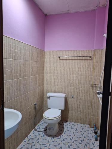 a bathroom with a toilet and a sink at Phonsomboon Guesthouse in Koh Tao