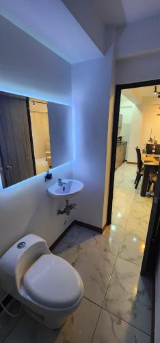a bathroom with a white toilet and a sink at Apartamento Acogedor y Moderno in Santa Rosa de Cabal