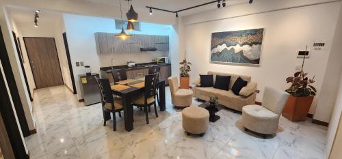 Apartamento Acogedor y Moderno في سانتا روزا دي كابال: مطبخ وغرفة معيشة مع طاولة وأريكة