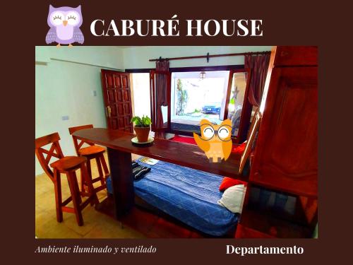 una habitación con una mesa con un búho pintado en ella en Caburé House en Salta