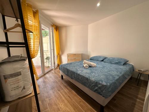une chambre avec un lit avec un animal en peluche dessus dans l'établissement Bas de villa Climatisé et wifi 2 chambre pour 4 personnes et petite vue mer, à Pietrosella