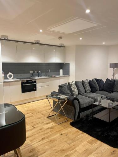 a living room with a couch and a kitchen at Apartment Zone 1 Monument in London