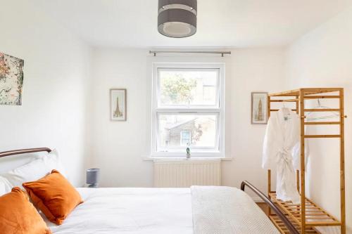 Habitación blanca con cama y escalera en Large, Bright and Spacious 3 Bed Flat in London, en Londres